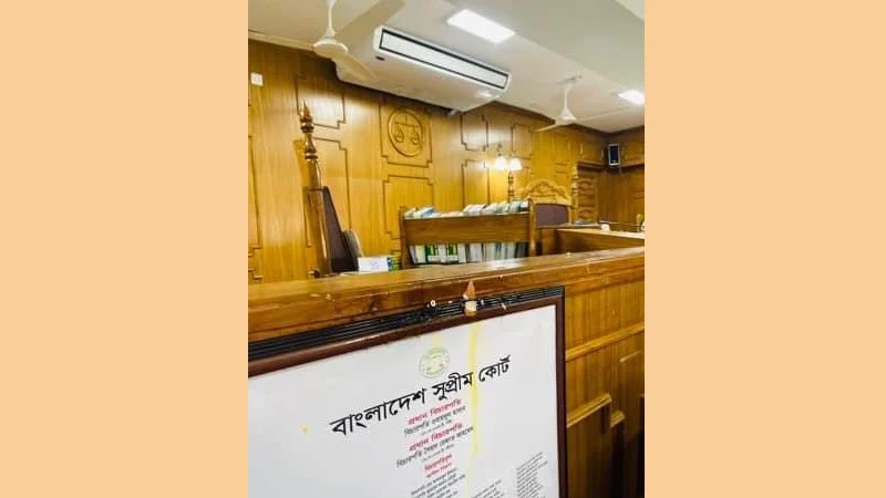 জিয়াউর রহমানকে নিয়ে ‘আপত্তিকর’ মন্তব্য, বিচারপতিকে ডিম মারলেন আইনজীবীরা